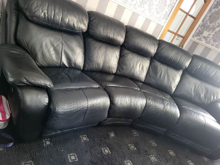 BLACK LEATHER CURVE SETTEE