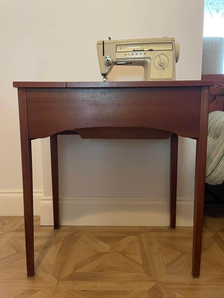 Singer 507 sewing machine and table