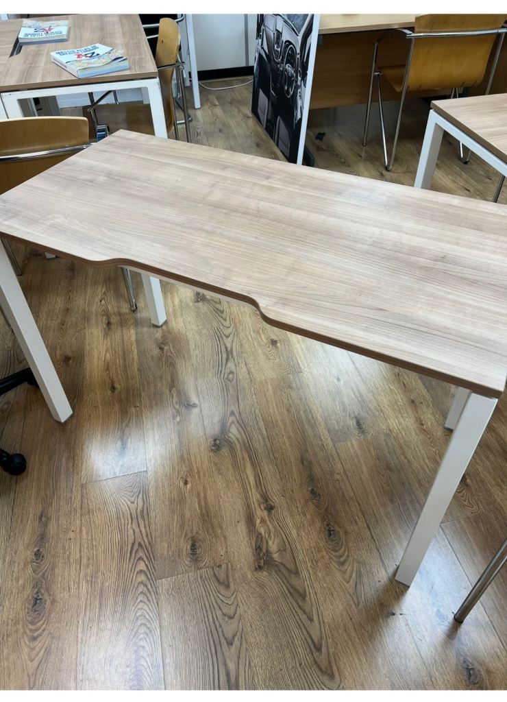 Light Wood Effect Desk with White Metal Legs – 120x60 £10!