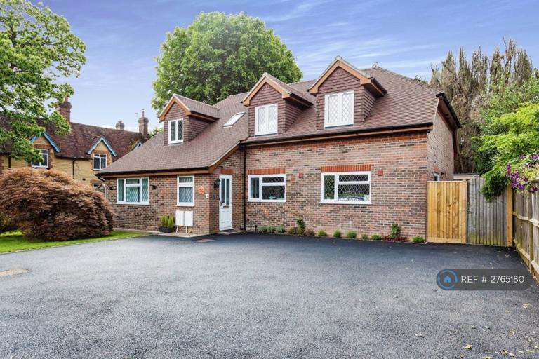 1 bedroom in Langley Lane, Crawley, RH11 (#2765180)