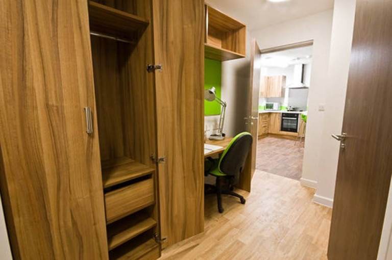 Hatfield, walking dist from UNI and 2 min to town center