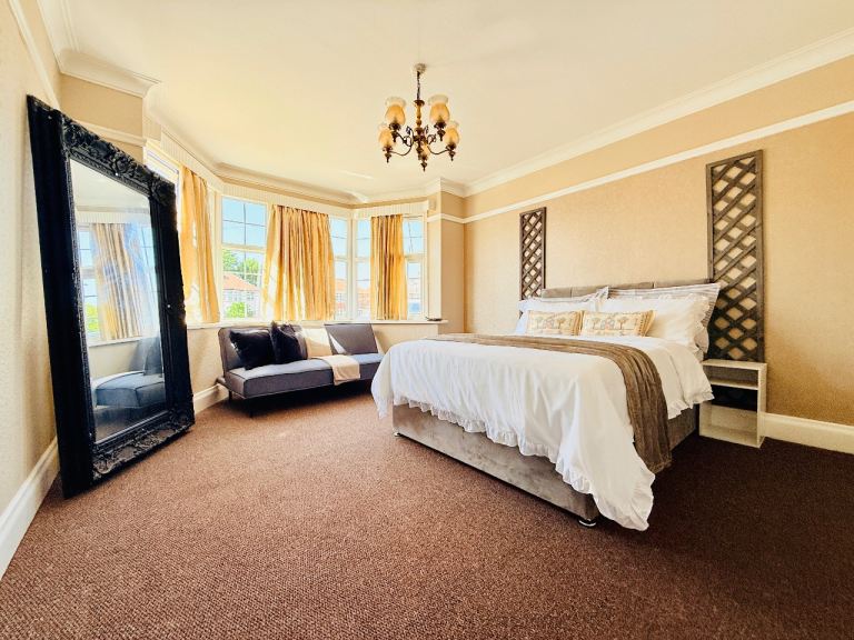 High End Double Room + Bills Included - (Newly Renovated) House Share