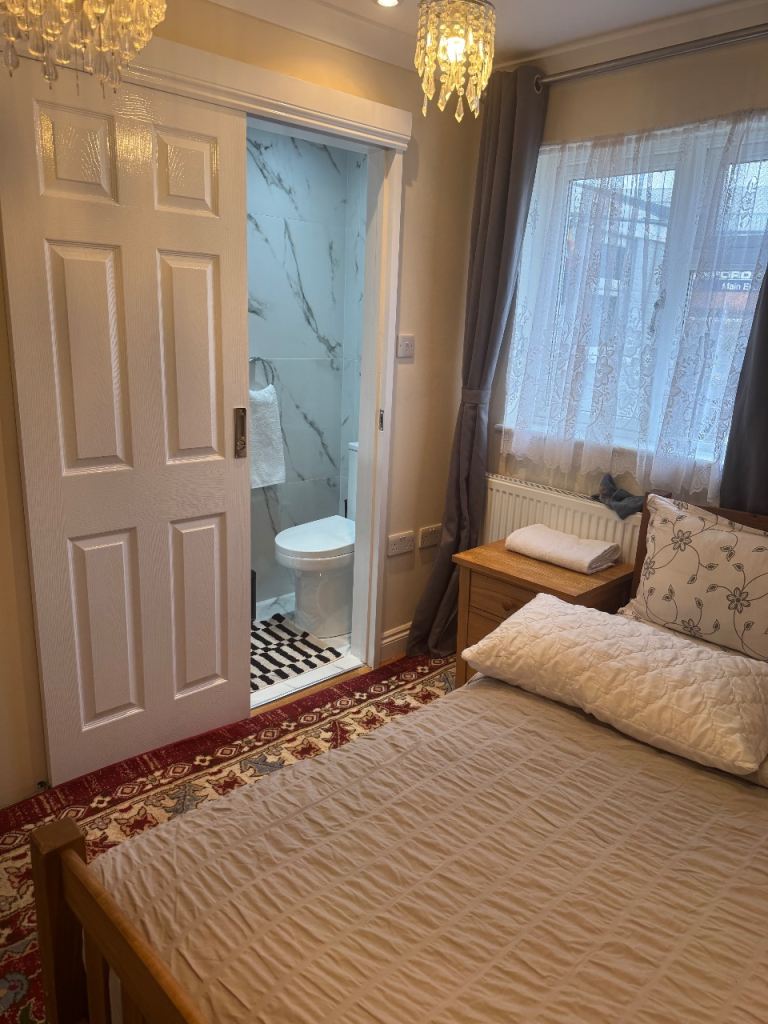DOUBLE ENSUITE BEDROOM, fully furnished, all bills included and parking space available