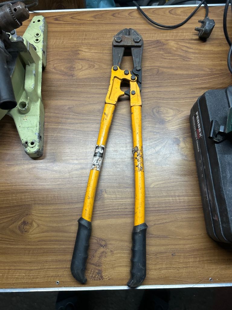 Bolt cutters 