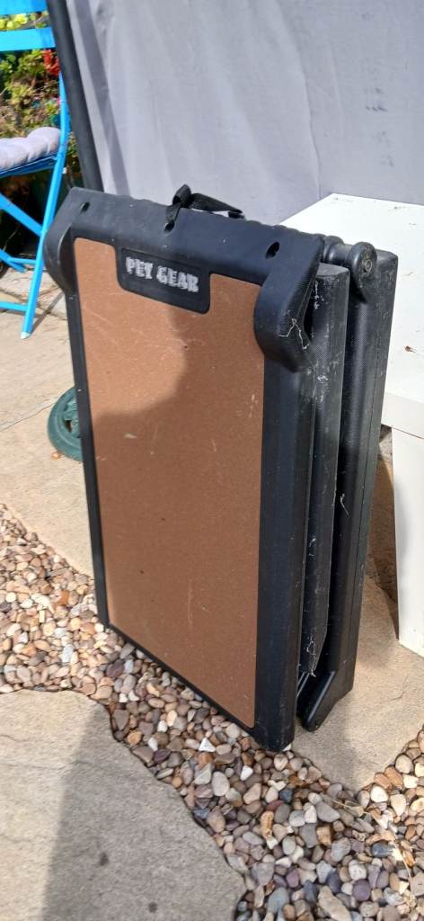 Folding dog ramp