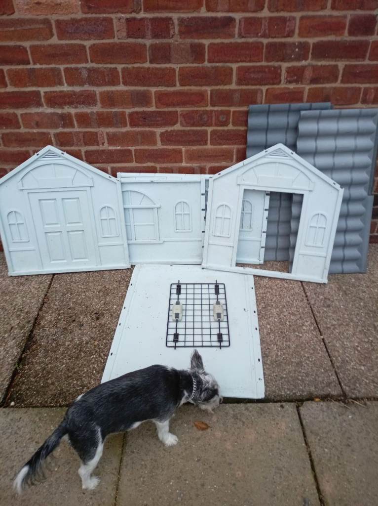 Plastic dog house small with metal door