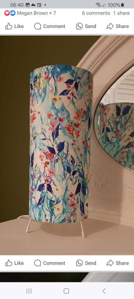 Handmade delicate floral design table lamp 