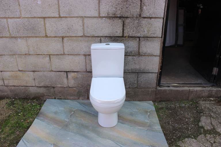 D Shaped Close Coupled Toilet With Soft Close Seat