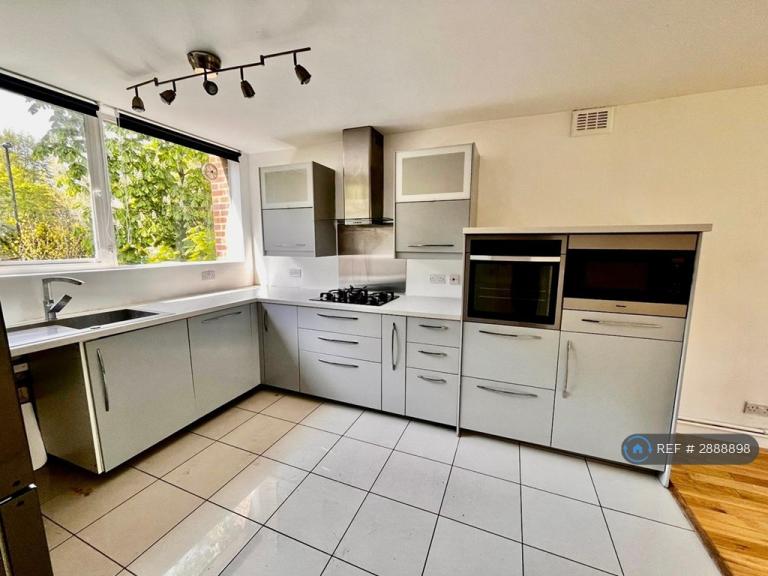 2 bedroom flat in Carlton Court, London, SE19 (2 bed) (#2888898)