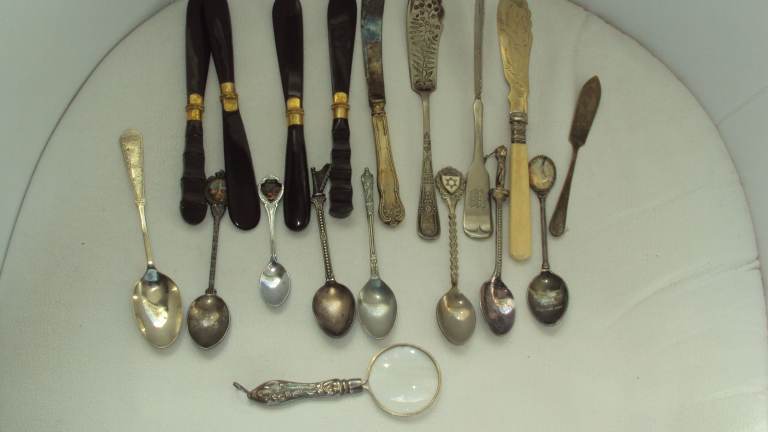 Collection of 20 Fish knives & Butter knives & Collector Spoons + magnifying glass