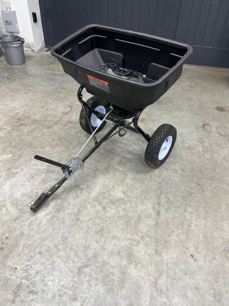 Garden 125lb (56Kg) Tow Spreader
