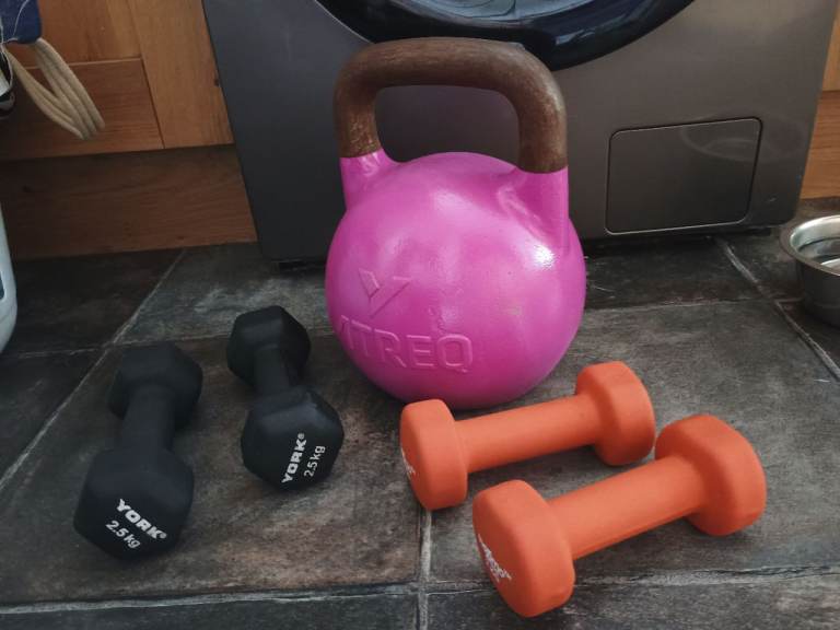 black 2.5 kg pair barbells, orange 2 kg pair barbells & pink 8 kg weight