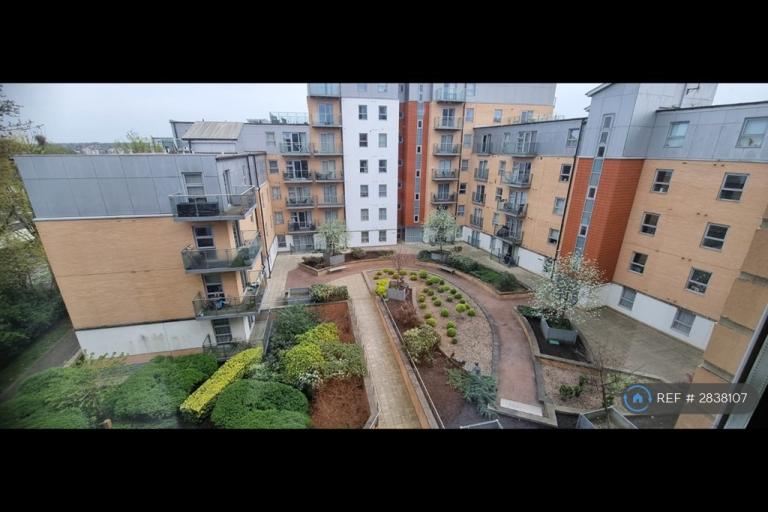 2 bedroom flat in Queen Mary Avenue, London, E18 (2 bed) (#2838107)