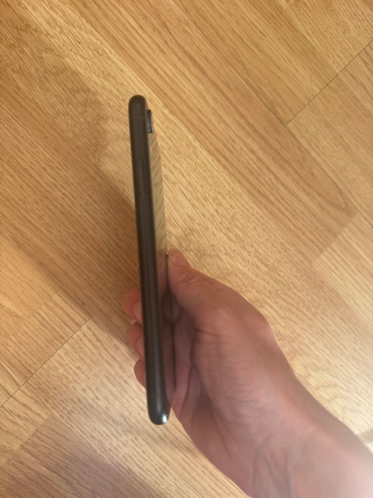 VGC GENUINE APPLE IPHONE XR 64GB + x2 CASETIFY CASES AND APPLE ACCESSORIES