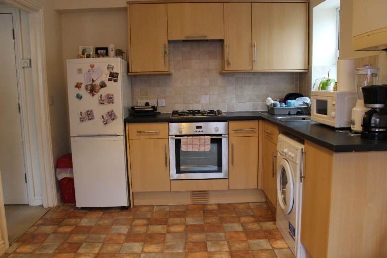 MODERN ONE BEDROOM, HANWORTH ROAD, CLOSE TO TUBE