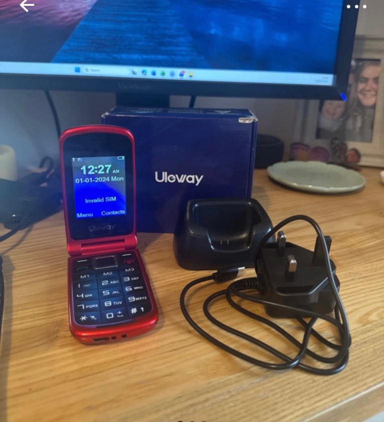 Unlocked network flip phone with big numbers 