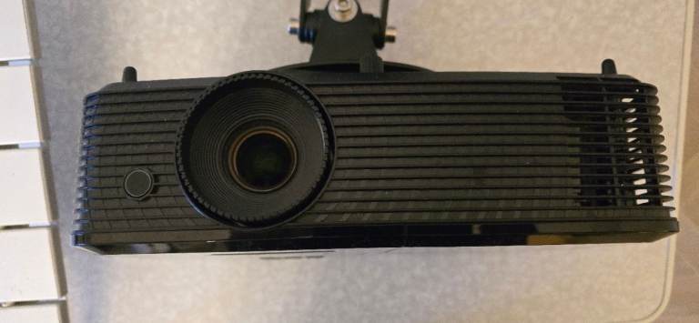 Optoma VDHDNT (HD142x) Projector and ceiling mount
