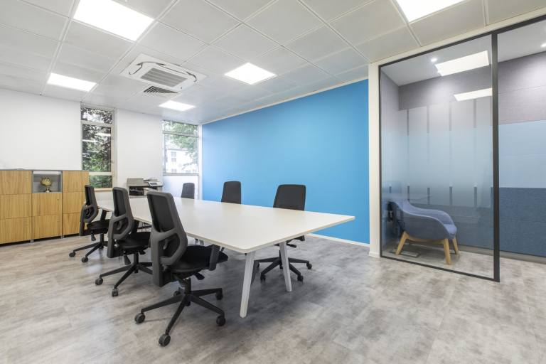 Staines - TW18 4AX \ Large Flexible Office Space for Up to 10 Desks