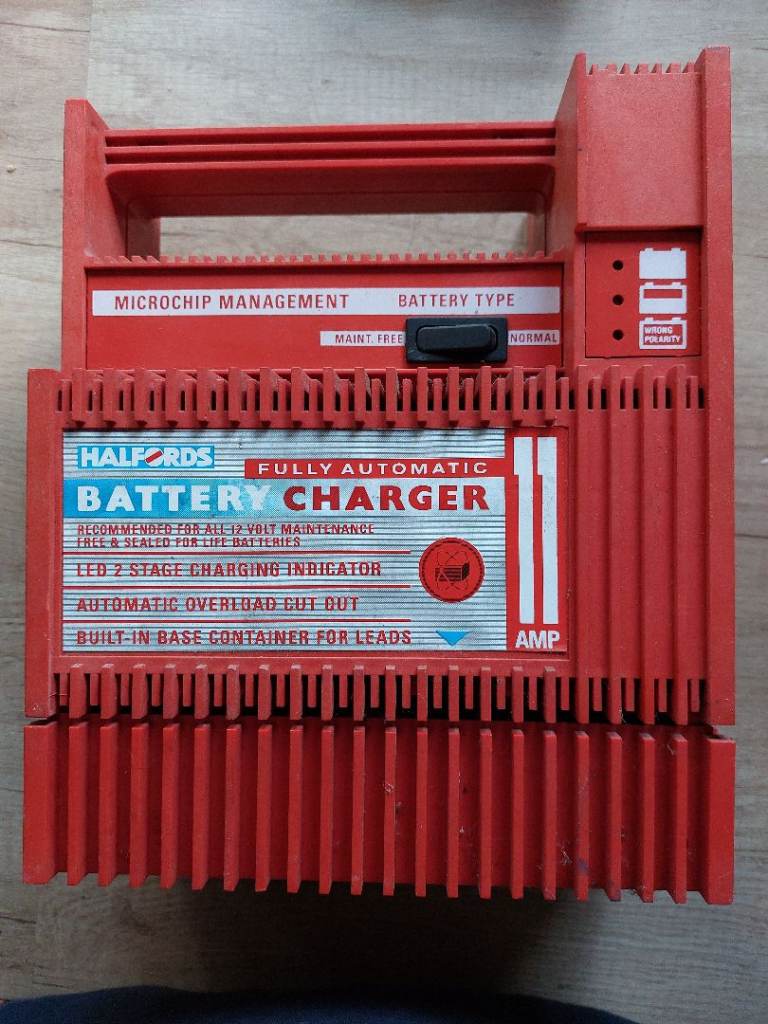 Halfords Fully Automatic 12v Car Battery Charger