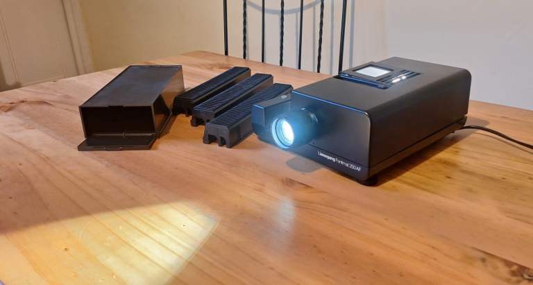 Vintage 35" slide projector, working, with accessories. 