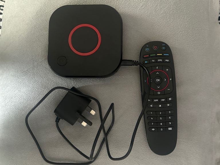 MAG324 Set-Top Box with Remote and Power Supply