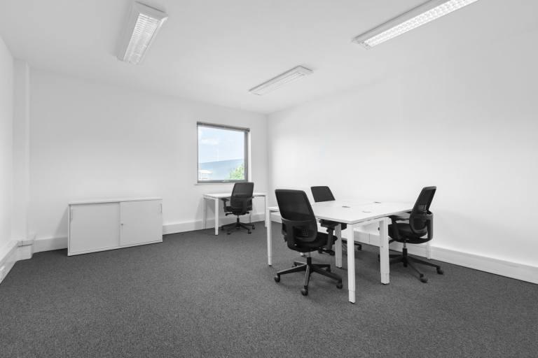 Ipswich - IP3 9BF \ Office Space Designed for 3 Workstations