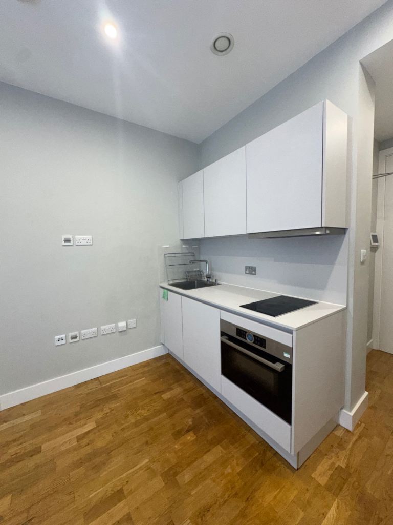 Studio flat for rent NW2
