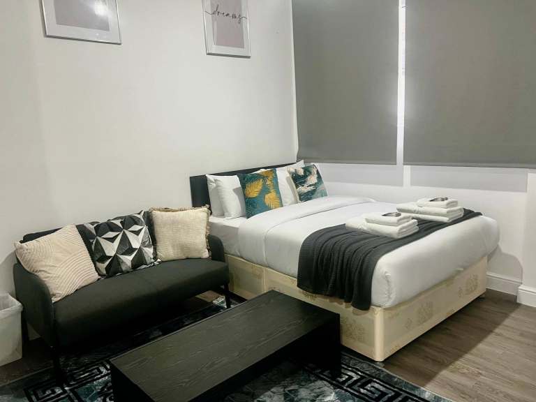 Bright and modern studio apartment available to rent on Deptford Broadway, SE8