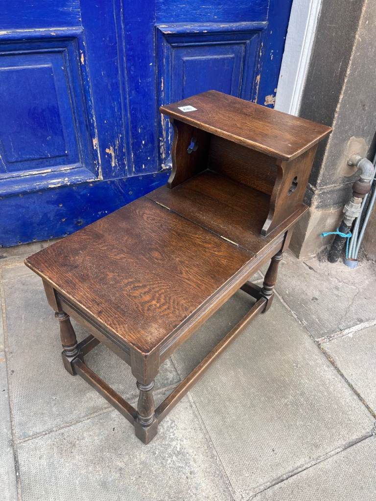 Oak Hallway/Seat/ Small Bench . has a lift up seat for storage . Lovely carved detail