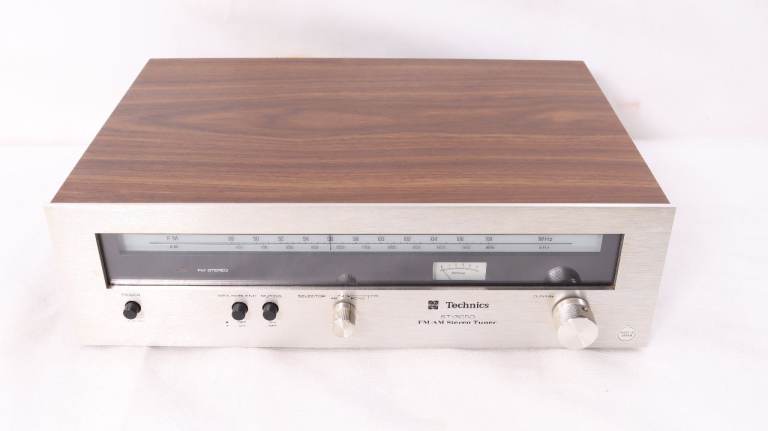 Vintage Technics ST-3050 FM/AM Tuner.