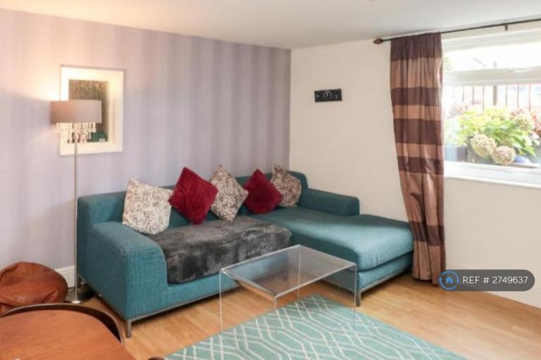 1 bedroom flat in Wellington Terrace, Whitby, YO21 (1 bed) (#2749637)