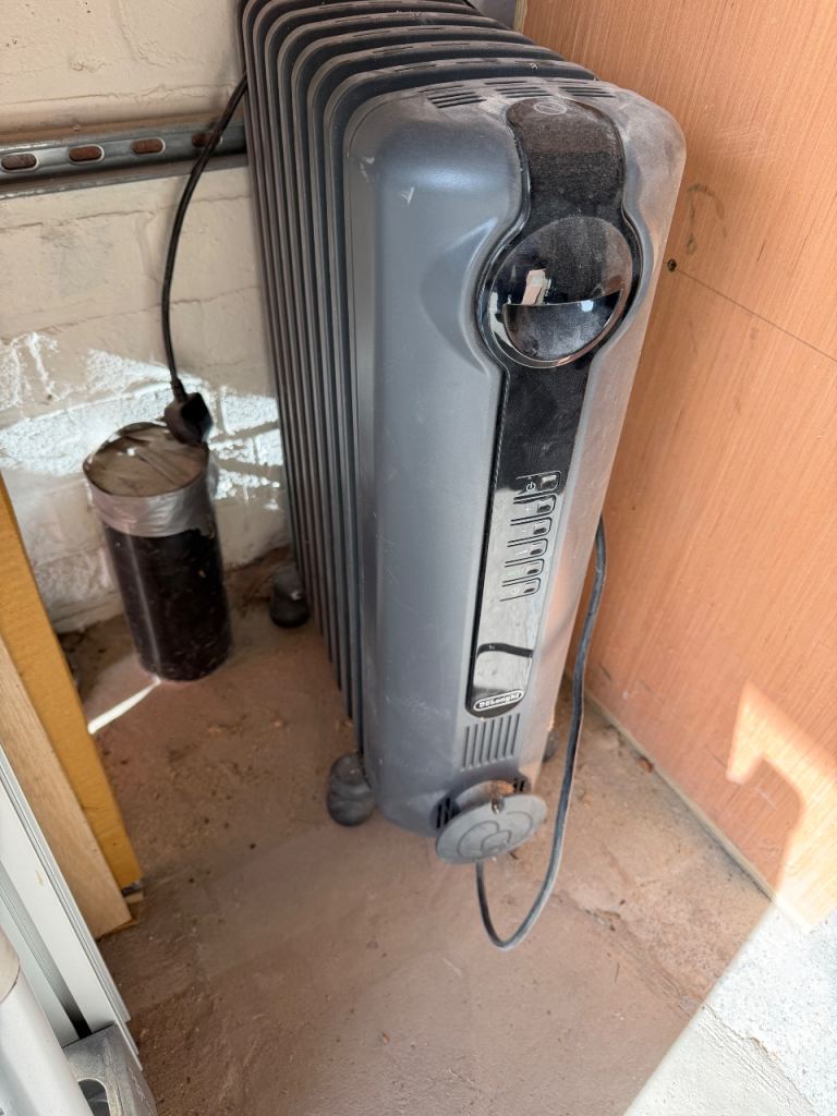 DeLonghi TRRS0920E.G Oil Filled Radiator – Grey, Good Condition