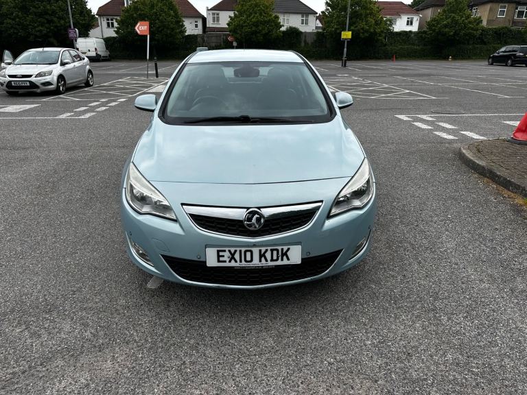 Automatic Vauxhall astra 1.6 petrol with parking sensors & mileage only 54k