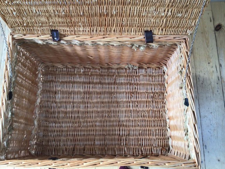 Very Large wicker Hamper Basket with lid, leather straps/Storage/Blanket Box/Toy Chest/Trunk/Logs. 