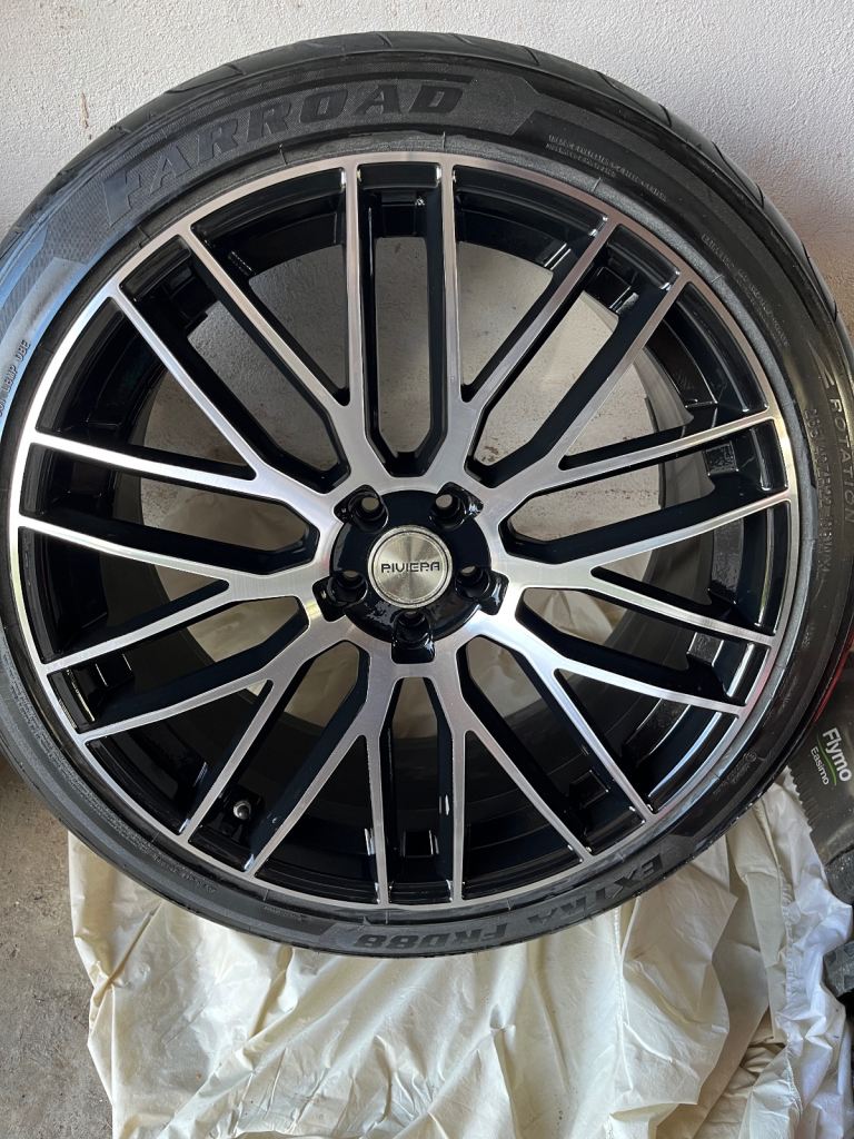 Set of 4 Riviera RV126 alloys 22inch. For rangerovers