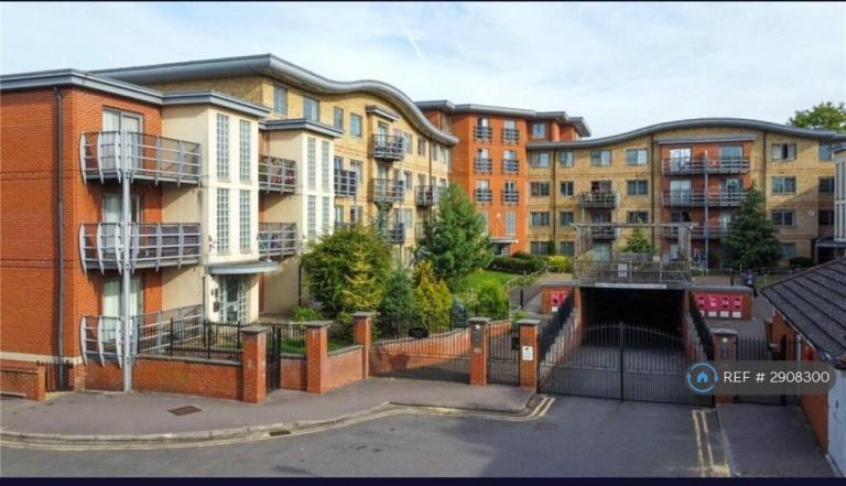 2 bedroom flat in Jubilee Square, Reading, RG1 (2 bed) (#2908300)