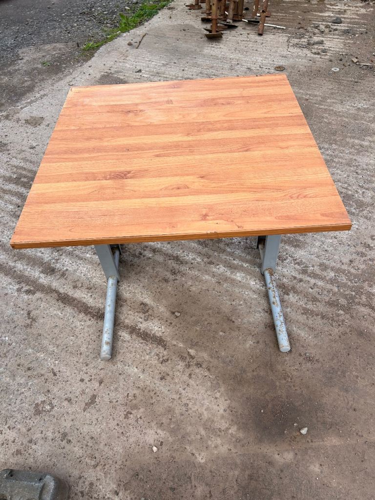 Single desk