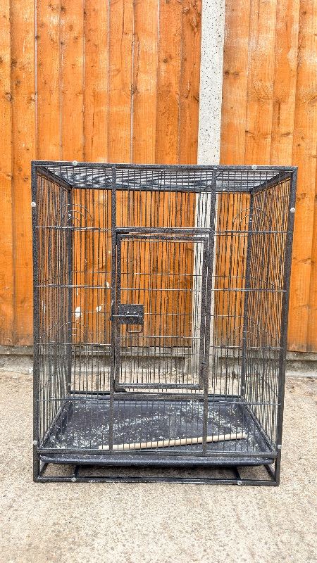 Large Heavy-Duty Bird Cage for Sale – Excellent Condition