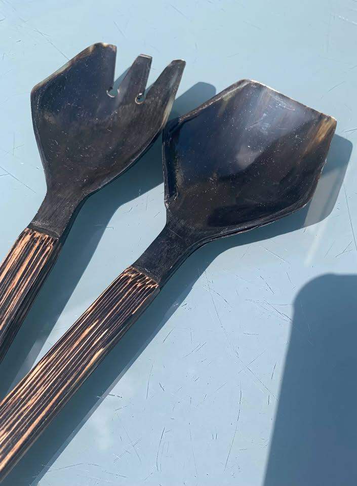 A PAIR OF SALAD SERVERS - HORN/TIGER WOOD/BRASS - L28cm