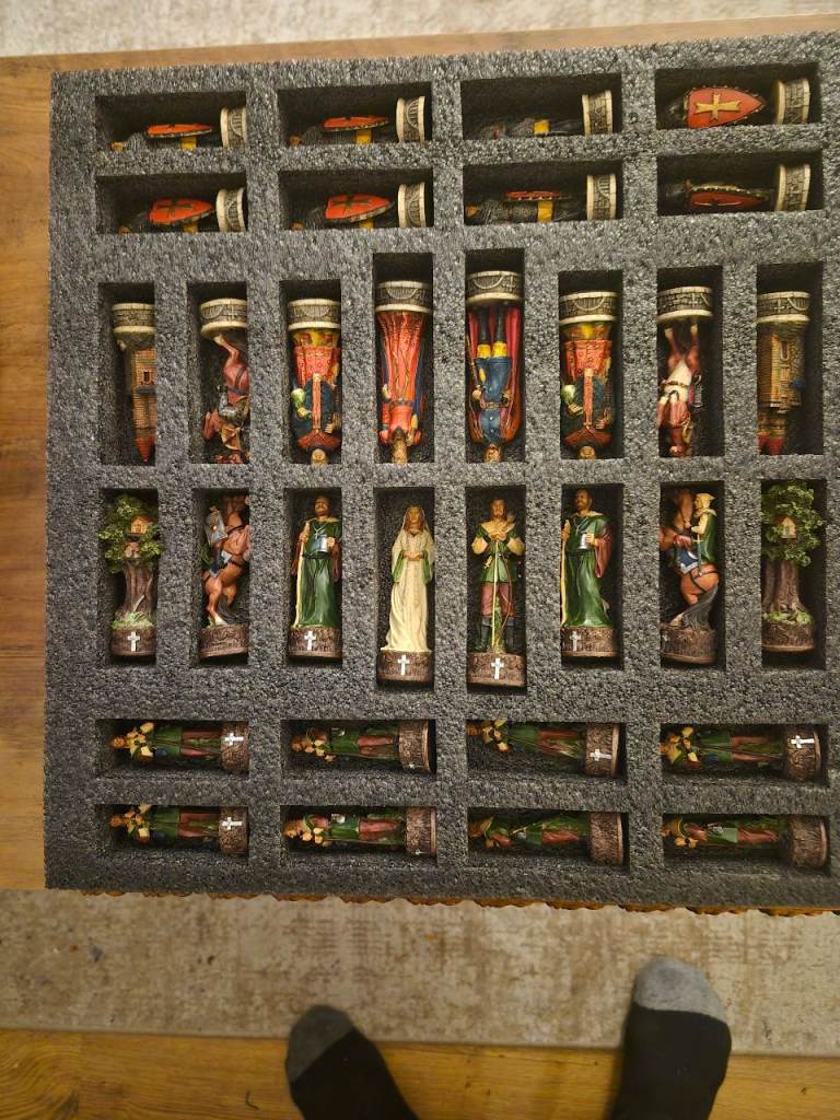 Chess set ( robin hood )