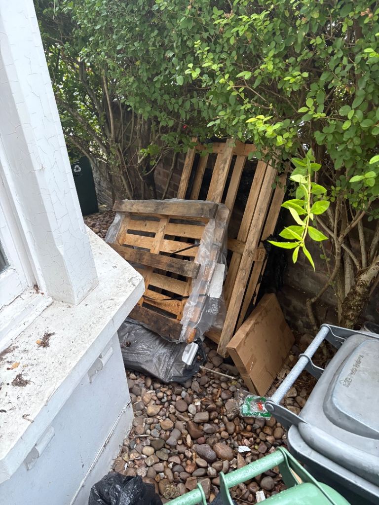 Free Wooden Pallets E11