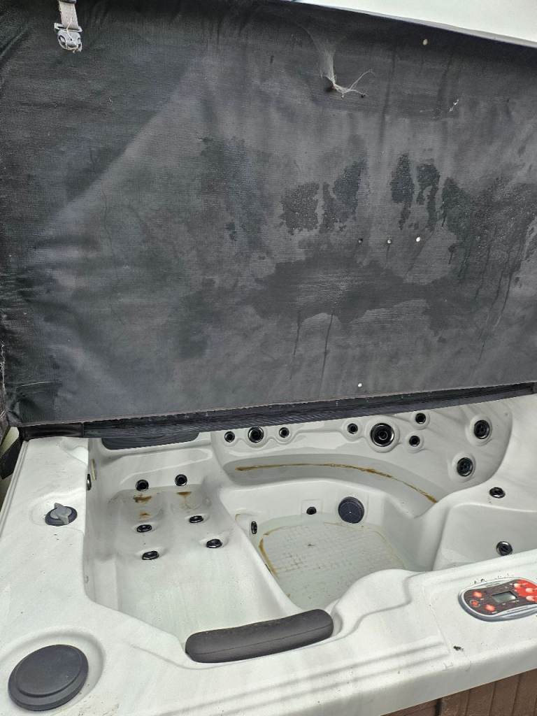 Canadian Spa 'Toronto' hot tub