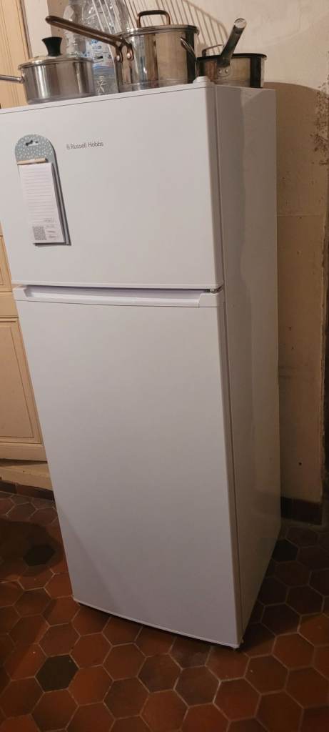 Russell Hobbs Fridge with freezer above