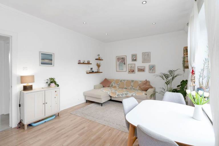 Fantastic, 3 bedroom, family home in Carrick Knowe – available July