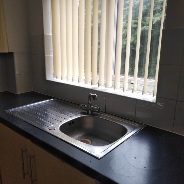 A VERY SPACIOUS and NEWLY DECORATED  TWO BEDROOM  GROUND FLOOR FLAT IN RODEHEATH LUTON BEDS LU4 9XB