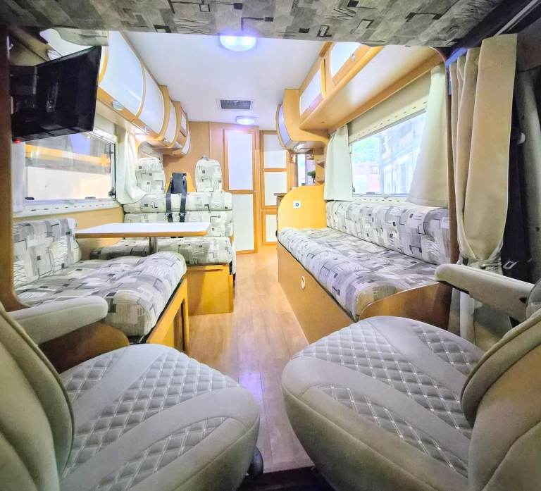 STUNNING Luxury Motorhome Campervan, Low Mileage, MOT, 2.8L, Easy Drive, Solar, TV, Wifi +Extras