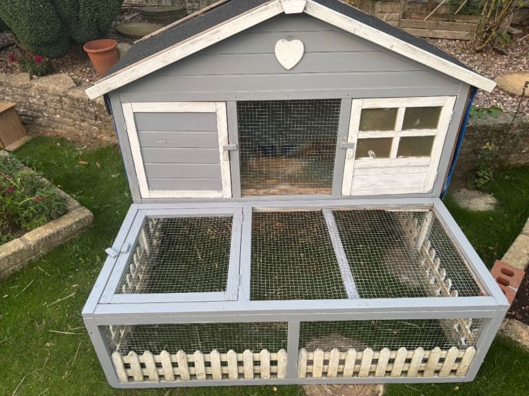 Rabbit or guinea pig hutch