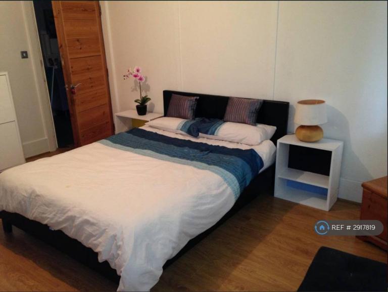 Studio flat in Mount Pleasant Road, London, NW10 (#2917819)