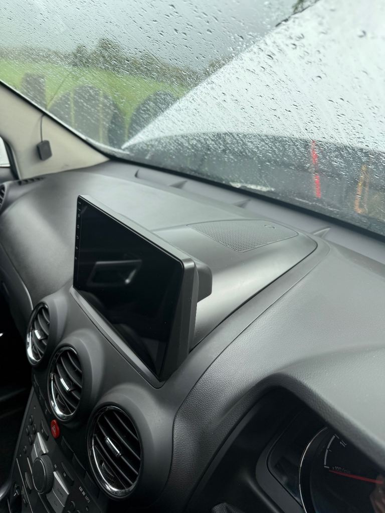Vauxhall Antara 2012 aftermarket stereo