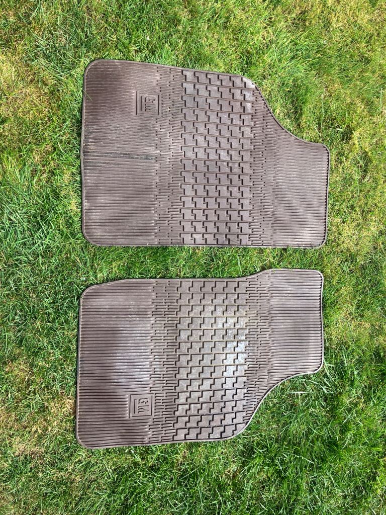 Fitted interior car mats - rubber